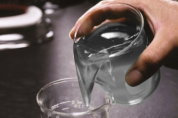 Υγρό υδραυλικής ρωγμάτωσης υψηλού ιξώδους με χαμηλή διαβρωτικότητα και ουδέτερο pH